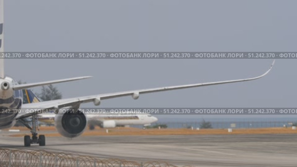 Finnair passenger plane taxiing, rear view. Редакционное видео, видеограф Игорь Жоров / Фотобанк Лори