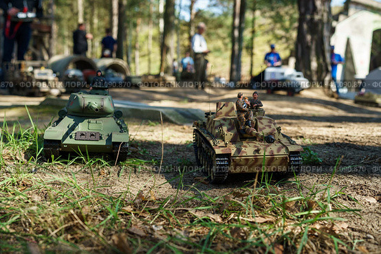 FINOWFURT, GERMANY - APRIL 22, 2023: RC models of a Soviet medium tank T-34 and German assault gun StuG III Ausf. G. Meeting of fans of retro cars of the Eastern bloc (Ostfahrzeugtreffen). Редакционное фото, фотограф Sergey Kohl / Фотобанк Лори
