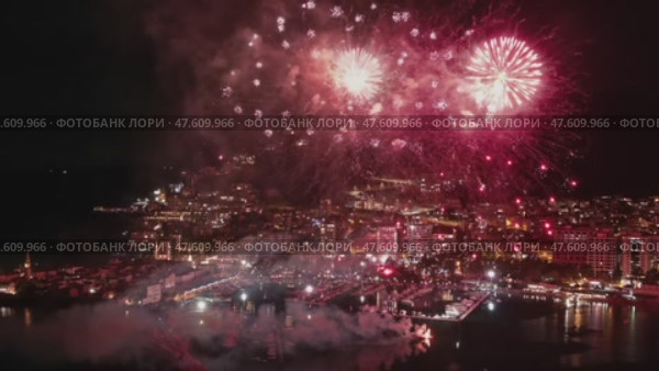 Fireworks with colorful lights over sea. Стоковое видео, видеограф Михаил Коханчиков / Фотобанк Лори