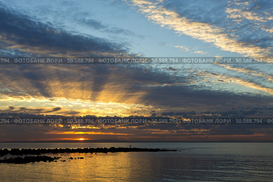 First rays of light on a winter day over the Moreton Bay, Queensland, Australia. Стоковое фото, агентство Ingram Publishing / Фотобанк Лори