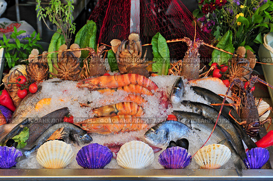 Fish and shellfish displayed in front of a restaurant in the harbour of Rethymnon, Crete, Greece. Редакционное фото, агентство BE&W Photo / Фотобанк Лори
