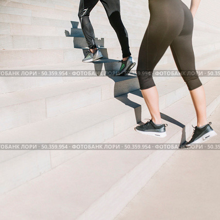 fit girls walking up stairs. Стоковое фото, агентство Ingram Publishing / Фотобанк Лори