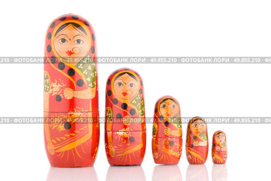 Five red Babushka on white reflective background. Стоковое фото, агентство Ingram Publishing / Фотобанк Лори