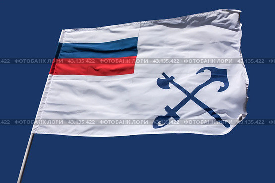 Флаг Министерства Путей Сообщения Российской Империи на фоне синего неба,  / Flag of the Russian Ministry of Railways with emblem of the Ministry, depicting crossed ax  and anchor on blue background (2018 год). Редакционное фото, фотограф Iva Noel / Фотобанк Лори