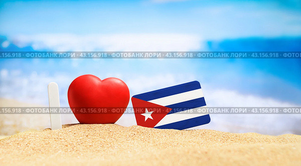 Flag of Cuba on the beach with a red heart. vacation and travel concept. (2023 год). Стоковое фото, фотограф Никита Бурденков / Фотобанк Лори
