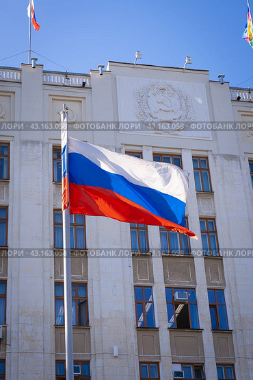 Флаг России на фоне здания Администрации Краснодарского края в Краснодаре. Стоковое фото, фотограф Дорощенко Элла / Фотобанк Лори