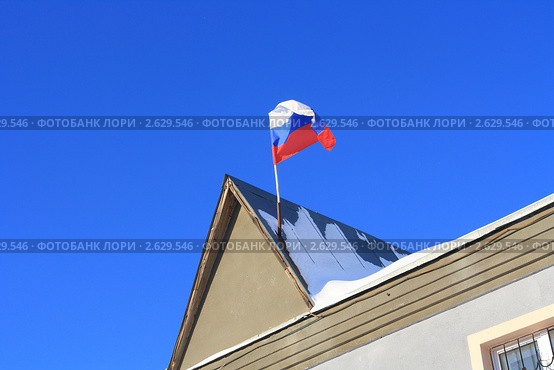 Флаг России на крыше администрации (2010 год). Стоковое фото, фотограф Анатолий Матвейчук / Фотобанк Лори