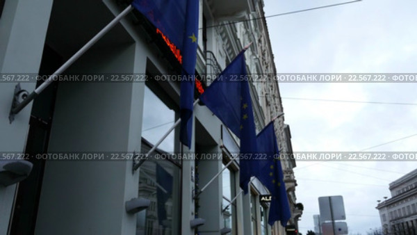 Флаги Евросоюза на здании. Стоковое видео, видеограф Павел Котельников / Фотобанк Лори