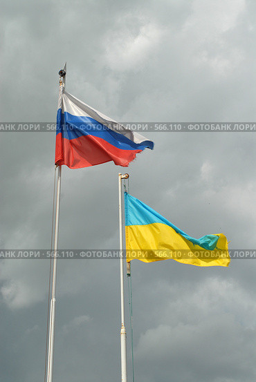 Флаги России и Украины на фоне серого неба. Стоковое фото, фотограф Виктор Филиппович Погонцев / Фотобанк Лори