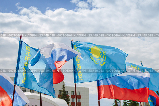 Флаги Российской Федерации и Казахстана на фоне неба. Стоковое фото, фотограф Иван Карпов / Фотобанк Лори