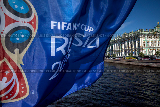 Флаги с символикой Чепионата мира по футболу FIFA 2018 на фоне здания Эрмитажа установлены на Дворцовом мосту в центре города Санкт-Петербурга, Россия. Редакционное фото, фотограф Николай Винокуров / Фотобанк Лори