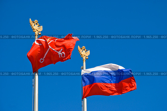 Флаги Санкт-Петербурга и России на фоне синего неба. Стоковое фото, фотограф Александр Щепин / Фотобанк Лори