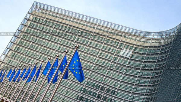 Flags in front of the EU Commission building in Brussels. European flags in front of the Berlaymont building. Стоковое фото, агентство Ingram Publishing / Фотобанк Лори