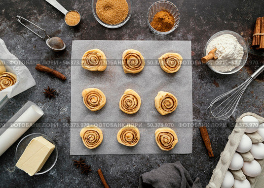 flat lay cinnamon rolls spices. Стоковое фото, агентство Ingram Publishing / Фотобанк Лори