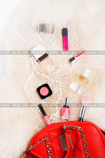 flat lay lady set around white sheepskin fur. Стоковое фото, агентство Ingram Publishing / Фотобанк Лори