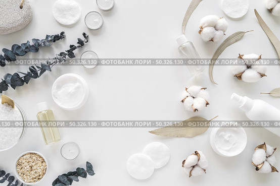 flat lay natural cosmetics with cleaning disks. Resolution and high quality beautiful photo. flat lay natural cosmetics with cleaning disks. High quality beautiful photo concept. Стоковое фото, агентство Ingram Publishing / Фотобанк Лори