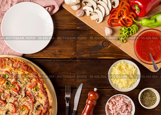 flat lay pizza with red pepper ingredients. Стоковое фото, агентство Ingram Publishing / Фотобанк Лори
