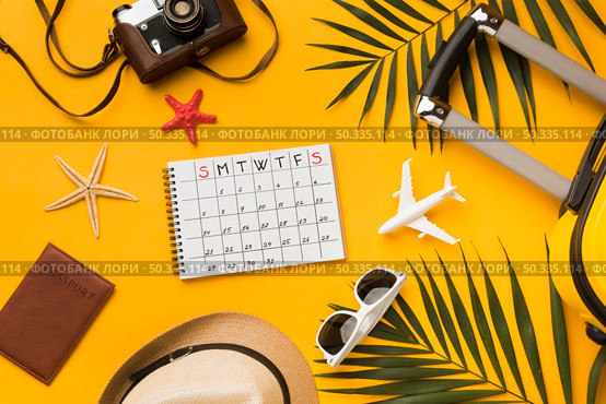 flat lay travel essentials with calendar sunglasses. Стоковое фото, агентство Ingram Publishing / Фотобанк Лори