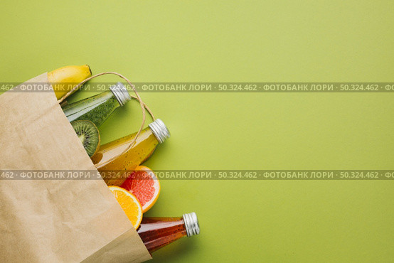 flatlay paper bag with fruit juices. Стоковое фото, агентство Ingram Publishing / Фотобанк Лори