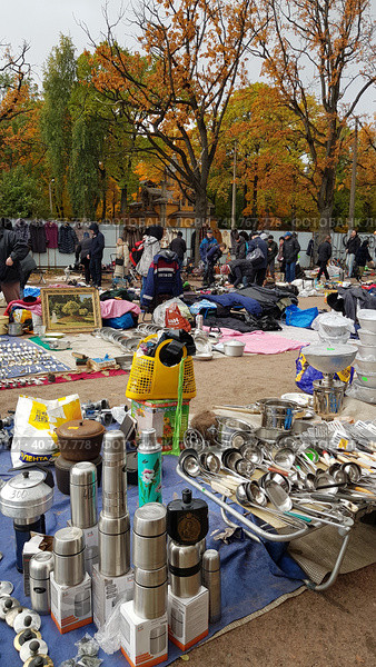 Flea market with goods laid out on the ground and customers (2019 год). Редакционное фото, фотограф Анна Кривицкая / Фотобанк Лори