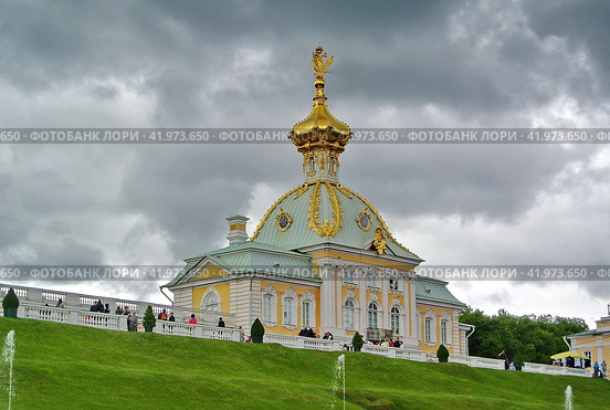Флигель "Корпус под Гербом" (1745-1755), здесь находится музей "Особая кладовая". Дворцово-парковый ансамбль «Петергоф» (2017 год). Редакционное фото, фотограф Сергей Елизарьев / Фотобанк Лори