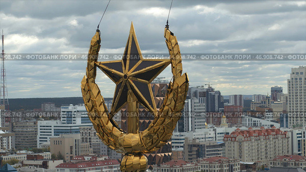 Flight over Moscow city center with a golden star of Stalin high rise building. Стоковое фото, фотограф David Kashakhi / Фотобанк Лори