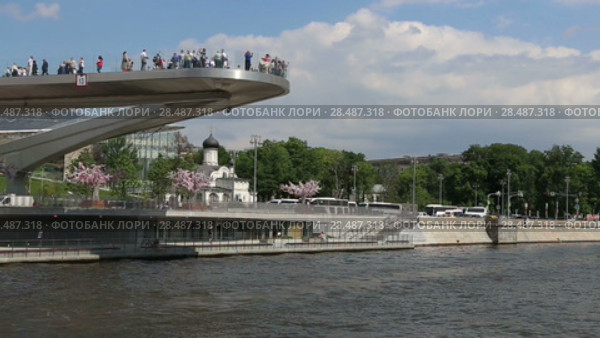 Floating bridge of Zaryadye park on Moskvoretskaya Embankment of Moskva River in Moscow, Russia. Shooting from a tourist pleasure boat (2018 год). Редакционное видео, видеограф Владимир Журавлев / Фотобанк Лори