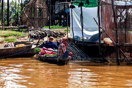 Floating Market Deliveries on Tonle Sap Lake in Cambodia Near Stilt Houses (2014 год). Редакционное фото, фотограф Aleksandr Golubev / Фотобанк Лори