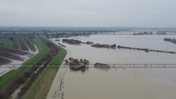 Flooding due to rain and the collapse of the Cadelbosco di Sotto dam, dike, Italiy. Стоковое видео, видеограф Jose Leonardo Marino Coronado / Фотобанк Лори