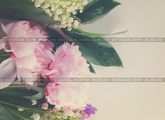 Floral border of fresh flowers - lilac, peonies and lilly of the walley flowers close up, retro toned. Floral borders. Стоковое фото, агентство Ingram Publishing / Фотобанк Лори