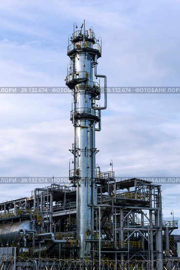 Fluid catalytic cracking unit (FCC) in a modern chemical factory. equipment of oil refinery. Стоковое фото, фотограф Евгений Харитонов / Фотобанк Лори