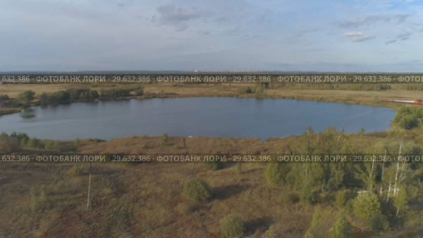 Fly away from the lake Yakushinsky. Aerial video shooting of nature in the Vladimir region. Отлетая от озера Якуши. Владимирская область. Стоковое видео, видеограф Александр Клёнов / Фотобанк Лори