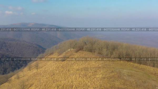 Flying above autumn mountains. Стоковое видео, видеограф Кирилл Трифонов / Фотобанк Лори