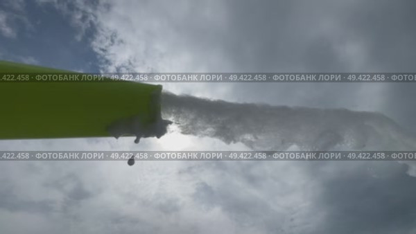 Foam cannon on the background of the sky with clouds. White foam covers the dance floor for a foam party, music and soap bubbles create a cheerful atmosphere. Стоковое видео, видеограф Darya Komarova / Фотобанк Лори