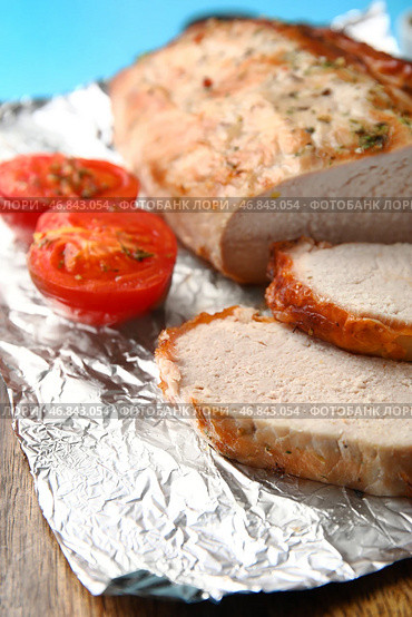Фольга из алюминия с вкусным запеченным мясом и помидорами, крупным планом. Стоковое фото, фотограф Pixel_shot / Фотобанк Лори