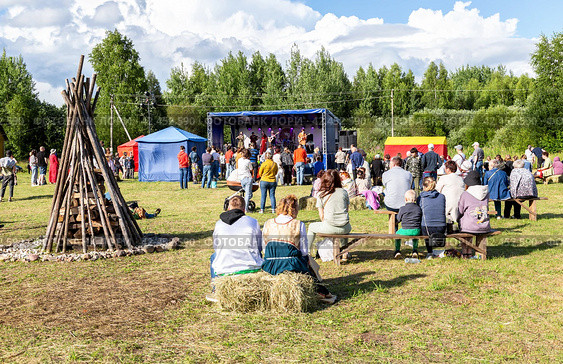 Folk music band performs at the historical festival of culture and life "Slavic Coast" (2022 год). Редакционное фото, фотограф FotograFF / Фотобанк Лори