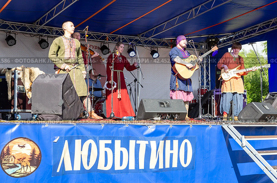 Folk rock group Skolot performs at the historical festival of culture and life "Slavic Coast" (2022 год). Редакционное фото, фотограф FotograFF / Фотобанк Лори