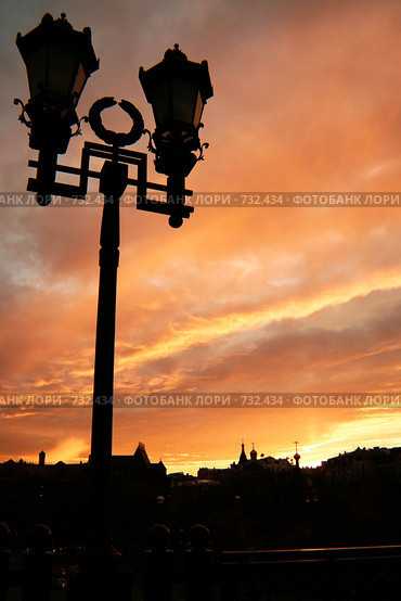 Фонарь на мосту к Храму Христа Спасителя на закате. Стоковое фото, фотограф Светлана Архи / Фотобанк Лори