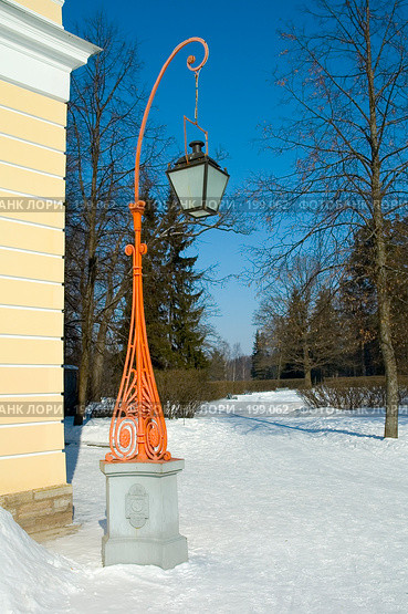 Фонарь у дворца в Павловске (2006 год). Редакционное фото, фотограф Александр Алексеев / Фотобанк Лори