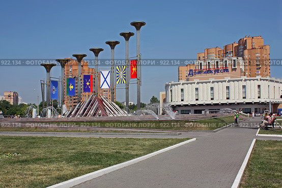 Фонтан «Музыка Славы» на площади Славы в Москве, район Кузьминки (2009 год). Редакционное фото, фотограф Владимир Сергеев / Фотобанк Лори