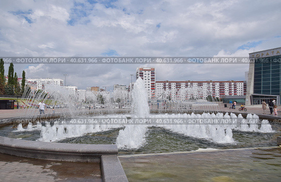 Фонтан на площади Салавата Юлаева в Уфе (2020 год). Редакционное фото, фотограф Василий Быстрицкий / Фотобанк Лори