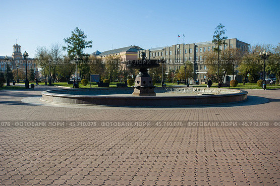 Фонтан на центральной площади Кирова (Сперанского) в городе Иркутске осенние кадры (2019 год). Редакционное фото, фотограф Юрий Карачев / Фотобанк Лори