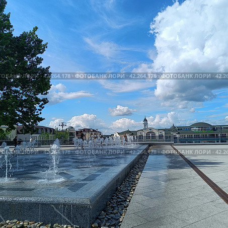 Фонтан на центральной площади в городе Ногинск (2023 год). Редакционное фото, фотограф Кудряшова Надежда / Фотобанк Лори