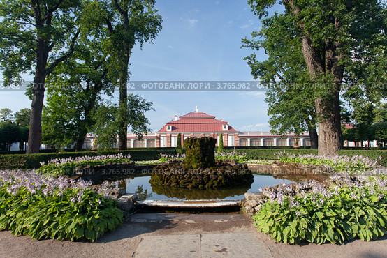 Фонтан "Сноп" в саду дворца "Монплезир". Петергоф (2012 год). Редакционное фото, фотограф Литвяк Игорь / Фотобанк Лори