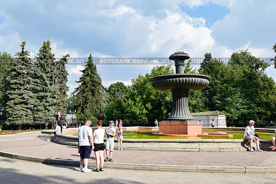 Фонтан в Дендрарии. Город Екатеринбург (2024 год). Редакционное фото, фотограф Александр Тараканов / Фотобанк Лори