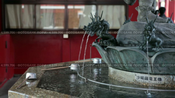 Фонтан в виде драконов и ковшики для мытья рук на территории святыни Senso-ji shrine, Asakusa, Япония (2013 год). Стоковое видео, видеограф Кекяляйнен Андрей / Фотобанк Лори