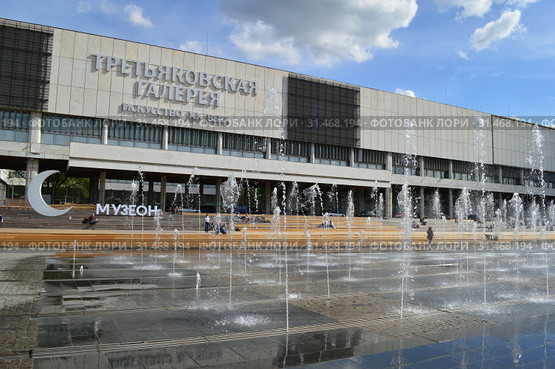 Фонтанная площадь. Центральный дом художника («Новая Третьяковка»). Улица Крымский Вал, 10. Район Якиманка. Город Москва. Россия (2015 год). Редакционное фото, фотограф lana1501 / Фотобанк Лори