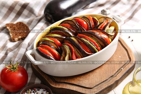 Форма для выпечки с вкусным рагу на столе. Стоковое фото, фотограф Pixel_shot / Фотобанк Лори