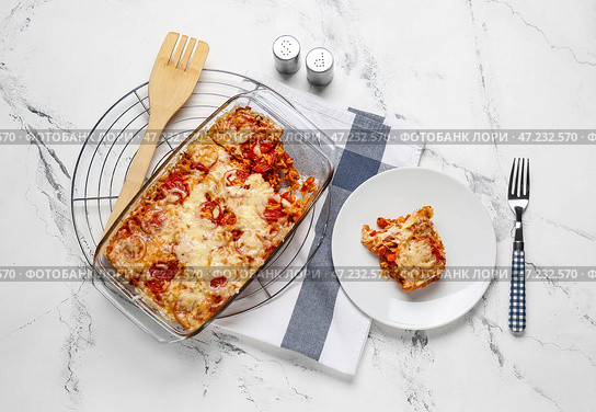 Форма для запекания с вкусной рисовой запеканкой на белом фоне. Стоковое фото, фотограф Pixel_shot / Фотобанк Лори
