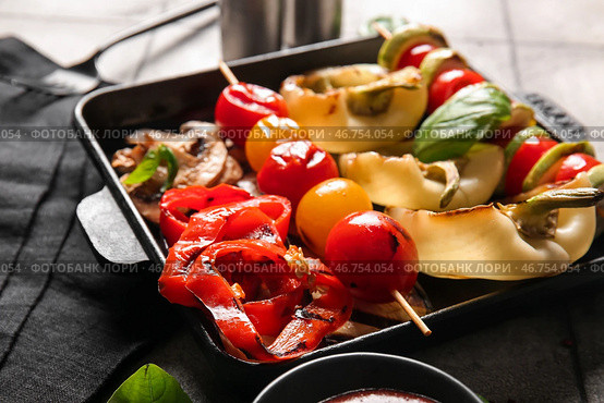 Форма для запекания с вкусными жареными овощами на столе. Стоковое фото, фотограф Pixel_shot / Фотобанк Лори